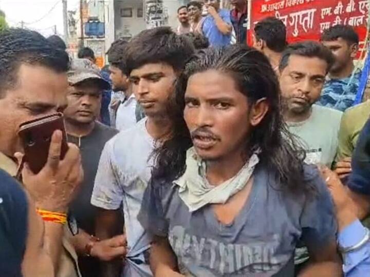 Aligarh miscreants fled after snatching mobile were hit by girl with Scooty UP Police Arrest ann UP News: अलीगढ़ में मोबाइल छीनकर भाग रहे बदमाशों को लड़की ने सिखाया सबक, स्कूटी से टक्कर मारकर छीना फोन