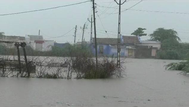 Patan Rain Photo: પાટણ વિસ્તારમાં સવારથી જ મેઘમહેર જોવા મળી રહી છે. ખાસ કરીને પાટણના સાંતલપુરમાં સ્થિતિ વધુ ખરાબ જોવા મળી રહી છે.