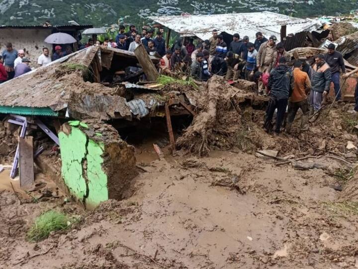 इस दौरान अनिल (32) पुत्र जयचंद, किरण पत्नी अनिल कपूर और स्वप्निल (11) पुत्र अनिल कपूर की मलबे में दबने के कारण मौत हो गई है. तीनों के शवों को निकाल दिया गया है.