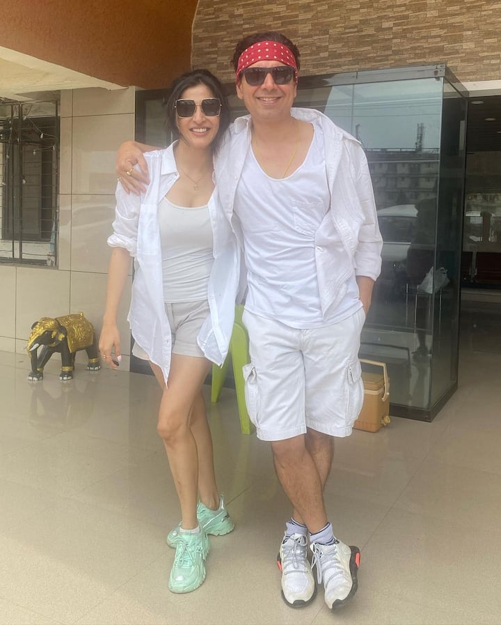 दरअसल हम बात कर रहे हैं शो में नजर आने वाली एक्ट्रेस अश्लेषा सावंत की है. जिन्हें आपने पॉपुलर शो ‘क्योंकि सास भी कभी बहू थी’ में भी देखा होगा. इस शो में एक्टर संदीप बसवाना भी नजर आए थे. जहां से इनकी दोस्ती शुरू हुई और फिर प्यार परवान चढ़ा.