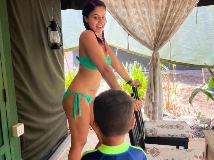 Chhavi Mittal wearing bikini in front of her 4 year old son trolled on instagram 4 साल के बेटे के सामने बिकीनी पहनकर पहुंची Chhavi Mittal, यूजर्स ने किया जमकर ट्रोल