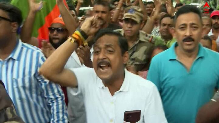 ভোটে অবাধ সন্ত্রাস। প্রতিবাদে রাজ্য নির্বাচন কমিশনের দফতরের সামনে বিজেপির বিক্ষোভ। রাস্তায় বসে প্রতিবাদ।