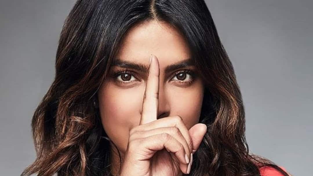 Priyanka Chopra: বাবা রক্ষণশীল, বিশ্বসুন্দরী প্রতিযোগীতায় যেতে প্রিয়ঙ্কাকে রাজি হতে হয়েছিল এক বিশেষ শর্তে! Priyanka Chopra: Actress Priyanka Chopras mother Madhu Chopra Revels about the condition what actress have to maintain to participate in Miss World Competition Priyanka Chopra: বাবা রক্ষণশীল, বিশ্বসুন্দরী প্রতিযোগীতায় যেতে প্রিয়ঙ্কাকে রাজি হতে হয়েছিল এক বিশেষ শর্তে!