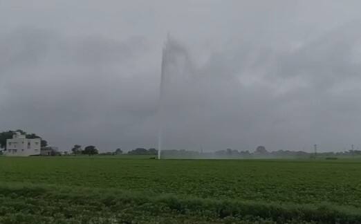 A video of a borewell in a field in Keshod goes viral Video: ખેતરમાં પાણીના બોરમાંથી અચાનક છૂટ્યો 100 ફૂટ ઉંચો ફુવારો, લોકોમાં સર્જાયું કુતુહલ