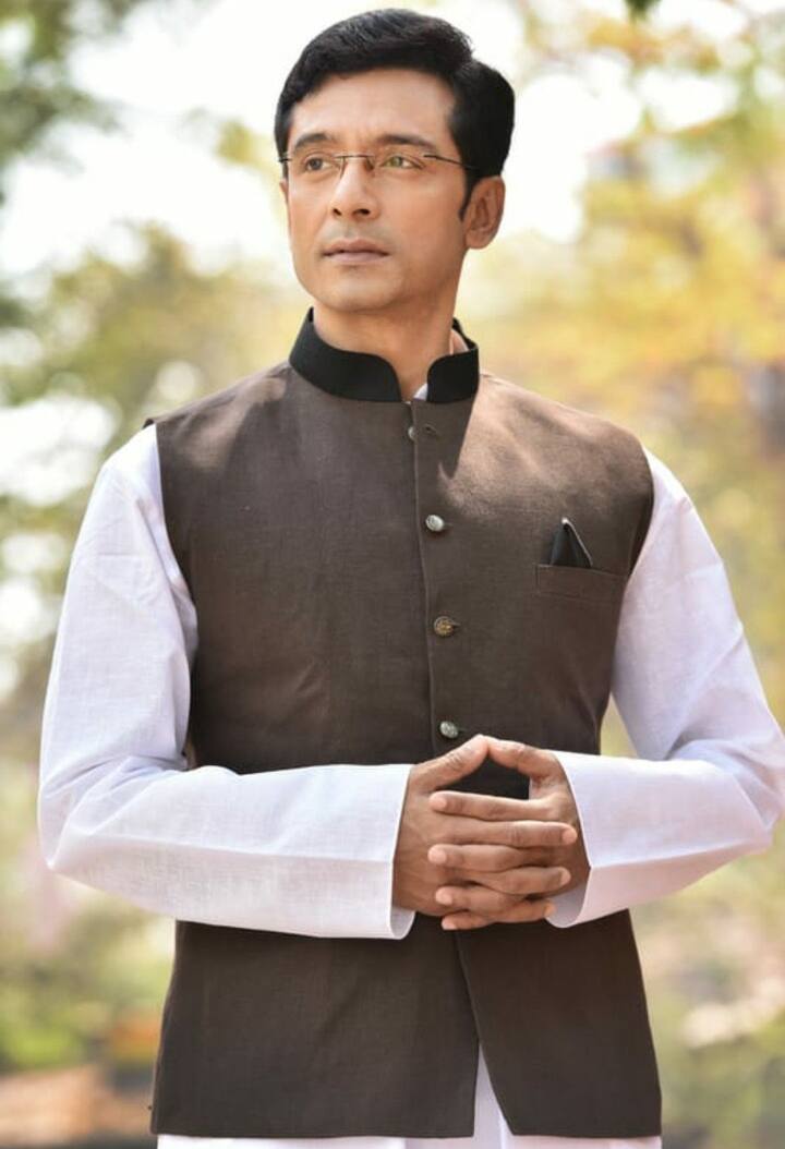 সামনেই মুক্তি পাচ্ছে কর্ণ জোহরের (Karan Johar)-এর ছবি 'রকি অউর রানি কি প্রেম কাহানি' (Rocky our Rani Ki Prem Kahani)। সেই ছবিতে আলিয়ার বাবার ভূমিকায় দেখা যাবে টোটা রায়চৌধুরীকে।