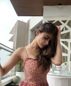 'बरसो रे मेघा-मेघा', घर की बालकनी में बलखाती दिखीं Mouni Roy, फैंस बोले- रोमांटिक मौसम आपके लिए होगा मैडम 