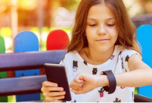 ਹੁਣ ਸਵਾਲ ਇਹ ਹੈ ਕਿ ਮਾਪੇ ਹਰ ਸਮੇਂ ਬੱਚਿਆਂ 'ਤੇ ਨਜ਼ਰ ਨਹੀਂ ਰੱਖ ਸਕਦੇ ਕਿ ਉਹ ਮੋਬਾਈਲ ਤੋਂ ਪੜ੍ਹਾਈ ਕਰ ਰਹੇ ਹਨ ਜਾਂ ਕੋਈ ਹੋਰ ਸਮੱਗਰੀ ਦੇਖ ਰਹੇ ਹਨ। ਇੰਟਰਨੈੱਟ 'ਤੇ ਹਰ ਤਰ੍ਹਾਂ ਦੀ ਸਮੱਗਰੀ ਉਪਲਬਧ ਹੈ। ਕੁਝ ਚੀਜ਼ਾਂ ਬੱਚਿਆਂ ਨੂੰ ਉਮਰ ਦੇ ਹਿਸਾਬ ਨਾਲ ਨਹੀਂ ਵੇਖਣੀਆਂ ਚਾਹੀਦੀਆਂ। ਇਸ ਲਈ ਕਈ ਵਾਰ ਬੱਚੇ ਲੁਕ-ਛਿਪ ਕੇ ਮੋਬਾਈਲ ਦੀ ਵਰਤੋਂ ਸ਼ੁਰੂ ਕਰ ਦਿੰਦੇ ਹਨ।