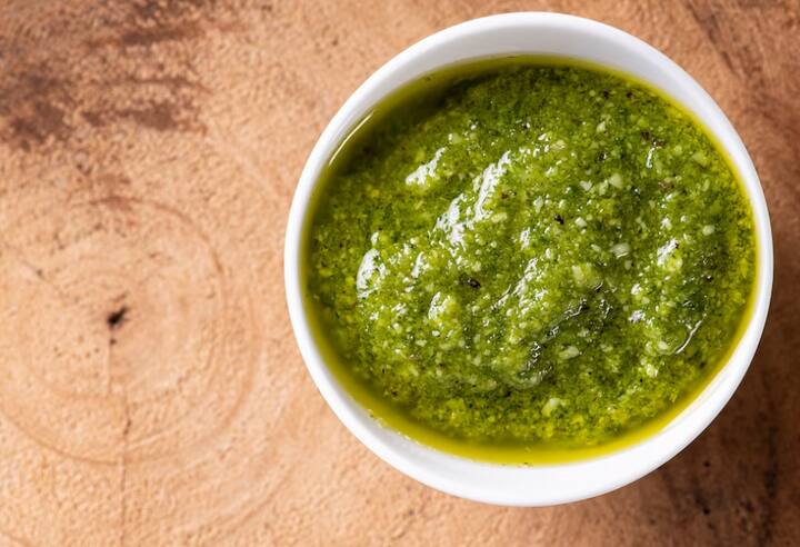 चटनी बनाने के लिए आपको चाहिए धनिया की पत्ती कटी हुई एक कप, पुदीना पत्ती कटी हुई एक कप, करी पत्ते आधा कप, मूंगफली दाने आधा कप,अदरक कटा हुआ एक टुकड़ा, हरी मिर्च दो से तीन, नींबू एक, चीनी 1 छोटी चम्मच, नमक स्वाद अनुसार.