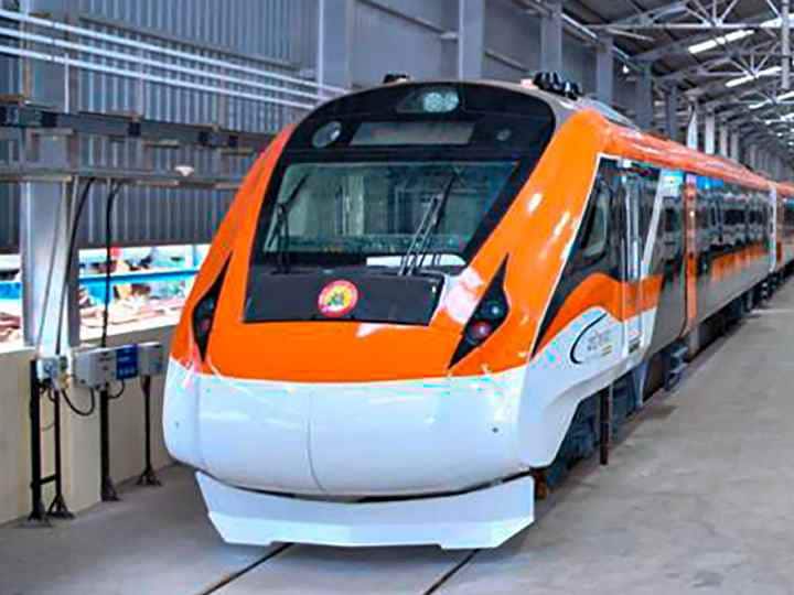 Vande Bharat Express: आने वाली वंदे भारत ट्रेनों में अब नीले और सफेद डिजाइन की बजाय ऑरेंज और डार्क-ग्रे कलर का कॉम्बिनेशन दिखाई देगा. रेलवे मंत्री अश्विनी वैष्णव ने नई तस्वीरें शेयर की.