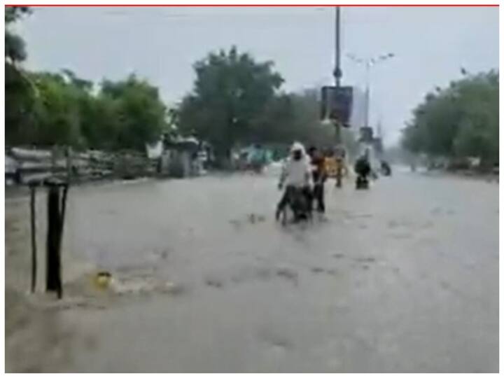 heavy rains cause waterlogging in parts of gurugram Gurugram Heavy Rain:  भारी बारिश से गुरुग्राम की सड़कें बनी तालाब, रेंग-रेंगकर चलती नजर आई गाड़ियां, आफत में आई लोगों की जान