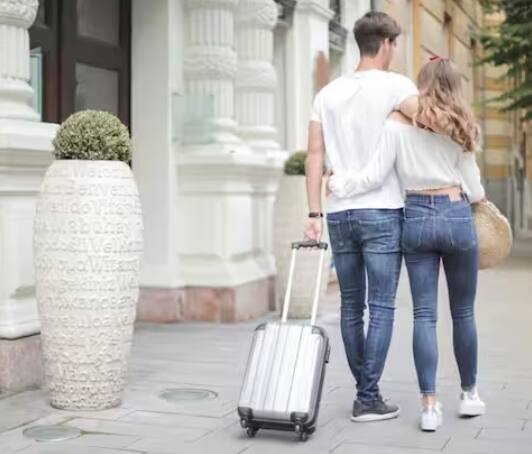 ਡਬਰੋਵਨਿਕ ਸ਼ਹਿਰ (Dubrovnik, Croatia) ਯੂਰਪੀ ਦੇਸ਼ ਕਰੋਸ਼ੀਆ ਦਾ ਇੱਕ ਆਕਰਸ਼ਕ ਅਤੇ ਸੁੰਦਰ ਸ਼ਹਿਰ ਹੈ। ਇਹ ਇੱਕ ਪੁਰਾਣਾ ਸ਼ਹਿਰ ਹੈ ਜਿੱਥੇ ਇਮਾਰਤਾਂ, ਸੜਕਾਂ ਅਤੇ ਢਾਂਚੇ ਪੁਰਾਤਨਤਾ ਦੀ ਨਿਸ਼ਾਨਦੇਹੀ ਕਰਦੇ ਹਨ। ਹਰ ਸਾਲ ਬਹੁਤ ਸਾਰੇ ਸੈਲਾਨੀ ਇਸ ਸ਼ਹਿਰ ਦੀ ਸੁੰਦਰਤਾ ਨੂੰ ਦੇਖਣ ਲਈ ਇੱਥੇ ਆਉਂਦੇ ਹਨ। ਮੀਡੀਆ ਰਿਪੋਰਟਾਂ ਮੁਤਾਬਕ ਡੁਬਰੋਵਨਿਕ ਪ੍ਰਸ਼ਾਸਨ ਨੇ ਪਹੀਆ ਸੂਟਕੇਸ ਭਾਵ ਟਰਾਲੀ ਬੈਗ 'ਤੇ ਪਾਬੰਦੀ ਲਾ ਦਿੱਤੀ ਹੈ।