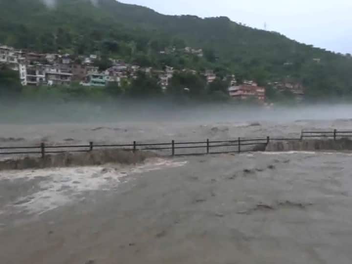Himachal Flood and landslide created furore in Himachal couple and son died Himachal Landslide: हिमाचल में बाढ़ और भूस्खलन से मचा कोहराम, मकान धंसने से दंपत्ति और बेटे की मौत 