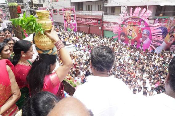 In Pics: ఉజ్జయిని మహాంకాళి ఆలయంలో ఎమ్మెల్సీ కవిత, అమ్మవారికి బోనం