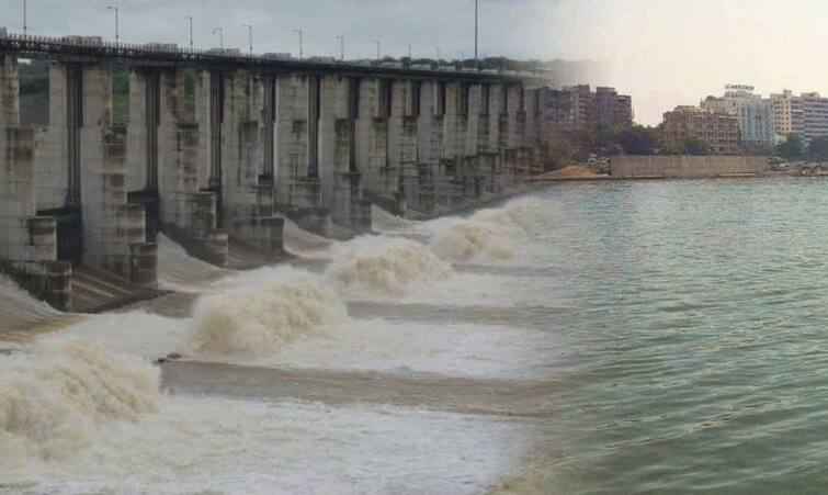 9 gates of Wasana Barrage of Ahmedabad were opened, these villages were alerted Rain Update: અમદાવાદના વાસણા બેરેજના ખોલાયા 9 દરવાજા, આ ગામોને કરાયા એલર્ટ