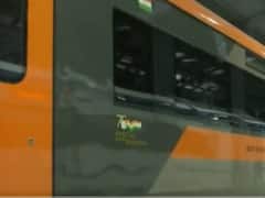 In Pics: नए कलर और बेहतर डिजाइन में दिखेगा नया वंदे भारत एक्‍सप्रेस, रेलमंत्री ने बताया- किए गए 25 सुधार