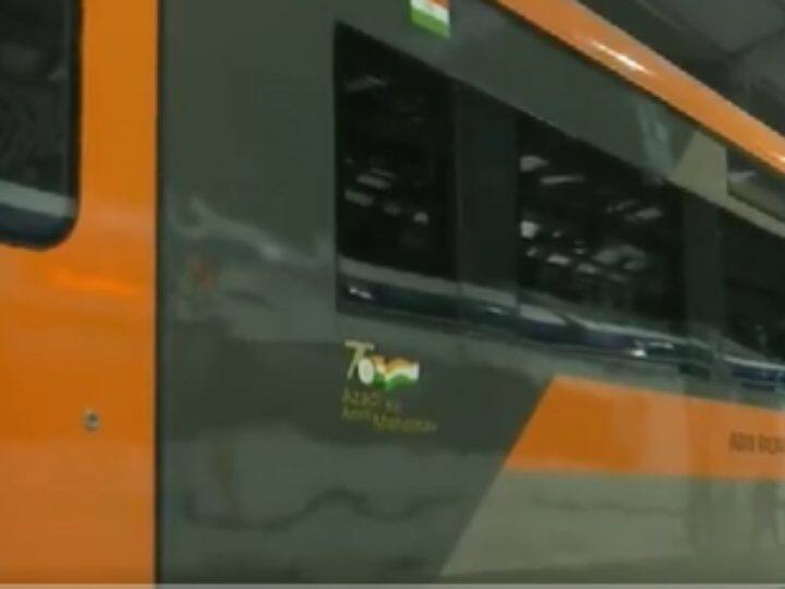 रेल मंत्री अश्विनी वैष्णव के साथ आईसीएफ के सीनियर अधिकारी भी थे. उन्होंने न्यू जनरेशन की हाई-स्पीड ट्रेनों के उत्पादन का जायजा लिया और परिसर का दौरा किया.