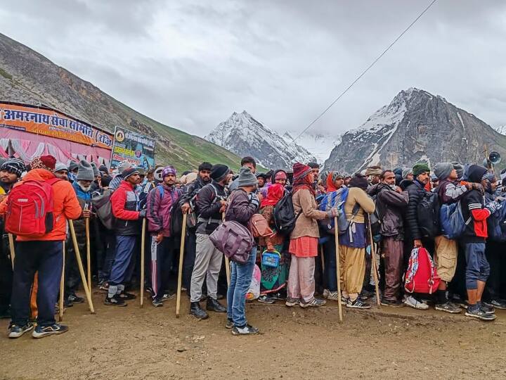 Amarnath Yatra 2023:  अमरनाथ यात्रा 1 जुलै रोजी  सुरू झाली होती. परंतु पाऊस आणि भूस्खलनामुळे यात्रेकरूंना पंजतरणी आणि शेषनाग बेस कॅम्पवर थांबवण्यात आले होते.