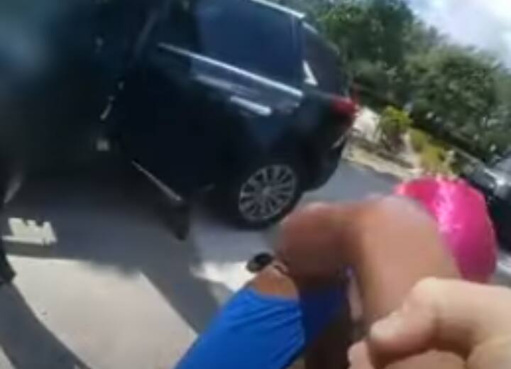 Shocking video of Florida Police officer slamming woman to the ground during arrest Watch: 'महिला चिल्लाती रही... मैं गर्भवती हूं! पुलिस वाले ने एक न सुनी, देखिए कैसे जमीन पर पटक दिया