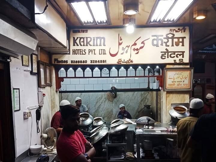 खाने-पीने की बात हो और दिल्ली का जिक्र न हो तो बात अधूरी रह जाती है. इस लिस्ट में दिल्ली का फेमस करीम शामिल है. जामा मस्जिद के पास पुरानी दिल्ली में स्थित यह रेस्तरां कई दशक पुराने जमाने में लेकर जाता है. इसकी स्थापना 1913 में यह हुई थी. मुगलाई खाने के शौकीन इसे बहुत पसंद करते हैं.