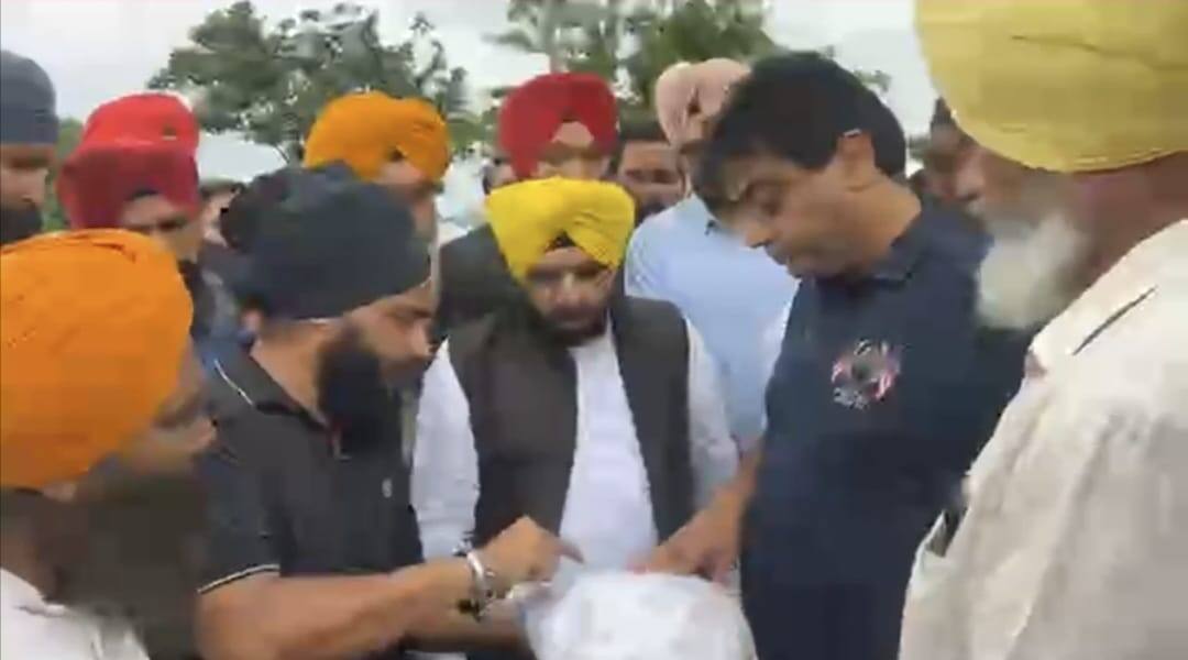 Cabinet Minister Harbhajan Singh and Deputy Commissioner reached village Dharar due to lack of drainage ਪਾਣੀ ਦੀ ਨਿਕਾਸੀ ਨਾ ਹੋਣ ਕਾਰਨ ਕੈਬਨਿਟ ਮੰਤਰੀ ਹਰਭਜਨ ਸਿੰਘ ਅਤੇ ਡਿਪਟੀ ਕਮਿਸਨਰ ਪਿੰਡ ਧਾਰੜ ਪੁੱਜੇ