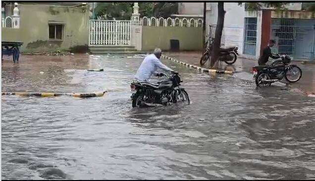 Dwarka's Khambhaliya received 5 inches of rain in 4 hours Gujarat Rain: ખંભાળીયામાં મેઘાની તોફાની બેટિંગ,  4 કલાકમાં 5 ઇંચ વરસાદ પડ્યો, હિટાચી મશીન ફસાયું