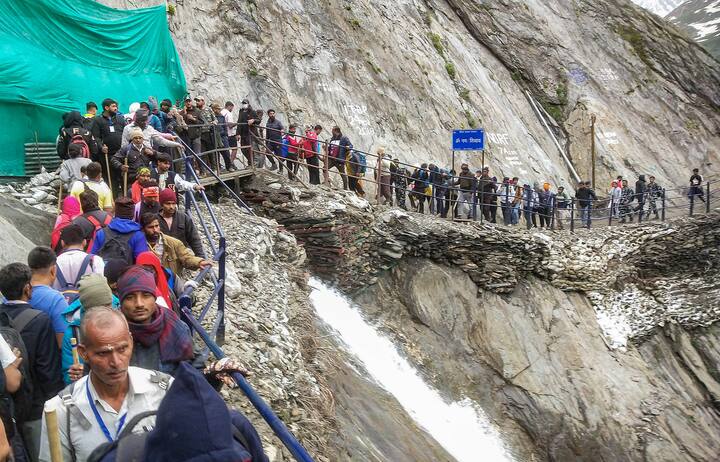 वृत्तानुसार, अमरनाथ गुहेजवळ वातावरण चांगले झाल्याने अधिकाऱ्यांनी गुहेतील मंदिराचे दरवाजे उघडले आहेत.