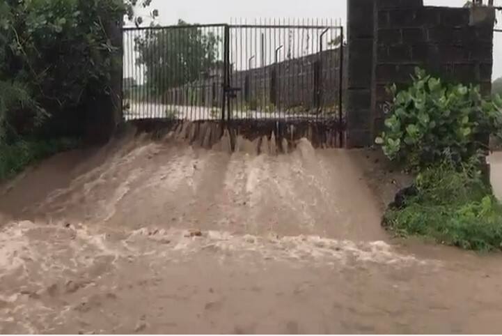 3 inches of rain flooded roads in Gondal Gujarat Rain: ગોંડલમાં 3 ઈંચ વરસાદ ખાબકતા રસ્તાઓ બન્યા નદી, અંડરપાસમાં કેડ સમા પાણી ભરાયા