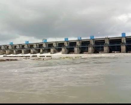 गोसीखुर्द धरणाच्या पाणीसाठ्यात मोठी वाढ झाल्याचे पाहायला मिळत आहे.