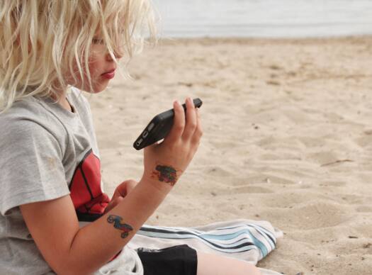 How to keep eye on child phone: ਅੱਜਕੱਲ੍ਹ ਹਰ ਵਿਅਕਤੀ ਦੇ ਹੱਥ ਵਿੱਚ ਇੱਕ ਮੋਬਾਈਲ ਹੈ। ਇਸ ਵਿੱਚ ਤੇਜ਼ ਸਪੀਡ ਇੰਟਰਨੈੱਟ ਵੀ ਮੌਜੂਦ ਹੁੰਦਾ ਹੈ। ਇਸ ਲਈ ਮੋਬਾਈਲ ਦੀ ਆਦਤ ਨਾ ਸਿਰਫ਼ ਵੱਡਿਆਂ ਵਿੱਚ ਸਗੋਂ ਬੱਚਿਆਂ ਵਿੱਚ ਵੀ ਵਧ ਰਹੀ ਹੈ। ਅੱਜ-ਕੱਲ੍ਹ ਬੱਚੇ ਆਨਲਾਈਨ ਵੀਡੀਓ ਜਾਂ ਹੋਰ ਕੰਟੈਂਟ ਦੇਖ ਕੇ ਆਪਣਾ ਹੋਮਵਰਕ ਕਰਦੇ ਹਨ। ਉਨ੍ਹਾਂ ਨੂੰ ਪੜ੍ਹਾਈ ਲਈ ਮੋਬਾਈਲ ਤੇ ਇੰਟਰਨੈੱਟ ਦੀ ਵੀ ਲੋੜ ਰਹਿੰਦੀ ਹੈ। ਇਸ ਲਈ ਮੋਬਾਈਲ ਫੋਨ ਤੋਂ ਬੱਚਿਆਂ ਨੂੰ ਵਰਜਨਾ ਵੀ ਔਖਾ ਹੋ ਗਿਆ ਹੈ।