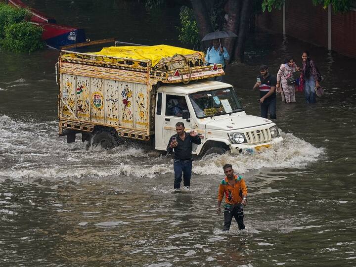 Heavy Rainfall in Delhi 24 cases of tree falling registered Minto Road closed for movement roads seen submerged in these areas Delhi Heavy Rain News: दिल्ली में बारिश की आफत, पेड़ गिरने के 24 मामले दर्ज, मिंटो रोड आवाजाही के लिए बंद, इन इलाकों में सड़कें दिखीं जलमग्न 