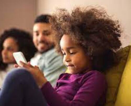 ਕੰਟੈਂਟ ਫਿਲਟਰਿੰਗ : ਇੰਟਰਨੈੱਟ 'ਤੇ ਕਈ ਅਜਿਹੀਆਂ ਅਸ਼ਲੀਲ ਤੇ ਇਤਰਾਜ਼ਯੋਗ ਸਮੱਗਰੀ ਮੌਜੂਦ ਹਨ, ਜੋ ਬੱਚਿਆਂ ਦੀ ਸ਼ਖਸੀਅਤ ਨੂੰ ਪ੍ਰਭਾਵਿਤ ਕਰ ਸਕਦੀ ਹੈ। ਅਜਿਹੀ ਸਥਿਤੀ ਵਿੱਚ, ਗੂਗਲ ਮਾਪਿਆਂ ਨੂੰ ਪਲੇ ਸਟੋਰ 'ਤੇ ਉਪਲਬਧ ਸਮੱਗਰੀ ਨੂੰ ਫਿਲਟਰ ਕਰਨ ਤੇ ਸੈੱਟਅੱਪ ਕਰਨ ਦੀ ਇਜਾਜ਼ਤ ਦਿੰਦਾ ਹੈ। ਇਸ ਫੀਚਰ ਦੀ ਮਦਦ ਨਾਲ, ਤੁਸੀਂ ਆਪਣੇ ਬੱਚੇ ਦੀ ਉਮਰ ਦੇ ਅਧਾਰ 'ਤੇ ਫਿਲਟਰਾਂ ਨੂੰ ਕੰਟਰੌਲ ਕਰ ਸਕਦੇ ਹੋ। ਇਸ ਤੋਂ ਬਾਅਦ ਬੱਚਿਆਂ ਨੂੰ ਉਨ੍ਹਾਂ ਦੀ ਉਮਰ ਦੇ ਹਿਸਾਬ ਨਾਲ ਸਮੱਗਰੀ ਦੇਖਣ ਨੂੰ ਮਿਲੇਗੀ।