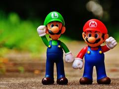 सुपर मारियो ब्रदर्स की हो रही थी स्क्रीनिंग, अचानक चल गई अश्लील फिल्म, जांच में जुटी पुलिस