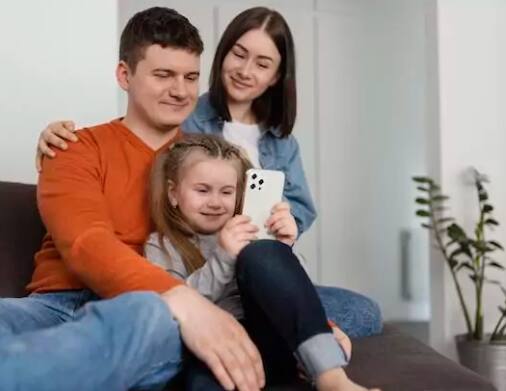 ਐਪ ਅਪਰੂਵਲ ਫੀਚਰ : ਗੂਗਲ ਪਲੇ 'ਤੇ ਐਪ ਅਪਰੂਵਲ ਇੱਕ ਅਜਿਹਾ ਫੀਚਰ ਹੈ ਜਿਸ ਰਾਹੀਂ ਬੱਚੇ ਜੋ ਵੀ ਐਪਸ ਡਾਉਨਲੋਡ ਕਰਨ ਜਾ ਰਹੇ ਹਨ, ਉਸ ਬਾਰੇ ਮਾਪਿਆਂ ਨੂੰ ਸਮੀਖਿਆ, ਸਵੀਕਾਰ ਤੇ ਅਸਵੀਕਾਰ ਕਰਨ ਦੀ ਸੂਚਨਾ ਦਿੱਤੀ ਜਾਂਦੀ ਹੈ। ਇਸ ਨਾਲ ਮਾਪੇ ਉਨ੍ਹਾਂ ਐਪਸ ਨੂੰ ਕੰਟਰੋਲ ਕਰ ਸਕਦੇ ਹਨ ਜਿਨ੍ਹਾਂ ਨੂੰ ਬੱਚਾ ਐਕਸੈਸ ਕਰ ਰਿਹਾ ਹੈ।