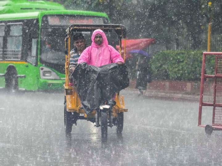 July rain broke the record of last two decades, electricity and internet services were also affected in many areas Delhi Heavy Rain: जुलाई की बारिश ने तोड़ा पिछले दो दशकों का रिकॉर्ड, कई इलाकों में बिजली और इंटरनेट सेवाएं भी हुईं प्रभावित