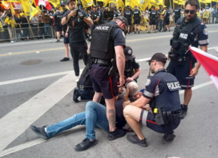 Pro India group vs Khalistani protesters outside Indian consulate in Toronto Pro Khalistan Protest: टोरंटो में खालिस्तानियों से भिड़े भारतीय समर्थक, दिया मुंहतोड़ जवाब, दो आतंकी गिरफ्तार