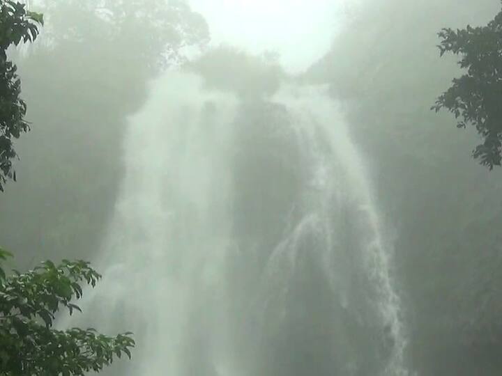 वर्षा पर्यटनाला पर्यटकांची आंबोलीला नेहमीच पसंती असते.