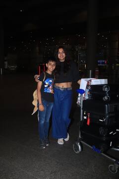 शादी के बाद पहली बार इंडिया लौटीं Dalljiet Kaur, एयरपोर्ट पर इस अंदाज हुईं स्पॉट, बेटे संग दिए पोज