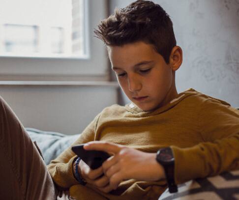 ਪ੍ਰਚੇਜ਼ ਅਪਰੂਵਲ : ਆਮ ਤੌਰ 'ਤੇ ਬੱਚੇ ਗੂਗਲ ਪਲੇ ਸਟੋਰ ਤੋਂ ਕਈ ਬੇਲੋੜੇ ਐਪਸ ਤੇ ਗੇਮਾਂ ਨੂੰ ਡਾਊਨਲੋਡ ਕਰਦੇ ਰਹਿੰਦੇ ਹਨ। ਮਾਪਿਆਂ ਨੂੰ ਇਹ ਵੀ ਪਤਾ ਨਹੀਂ ਲੱਗਦਾ ਕਿ ਉਨ੍ਹਾਂ ਦੇ ਬੱਚੇ ਮੋਬਾਈਲ 'ਤੇ ਕਿਹੜੀਆਂ ਗੇਮਾਂ ਖਰੀਦ ਰਹੇ ਹਨ। ਅਜਿਹੀਆਂ ਕਈ ਘਟਨਾਵਾਂ ਸਾਹਮਣੇ ਆ ਚੁੱਕੀਆਂ ਹਨ, ਜਿਨ੍ਹਾਂ 'ਚ ਬੱਚਿਆਂ ਨੇ ਗੇਮ ਖਰੀਦਣ ਲਈ ਮਾਪਿਆਂ ਦੇ ਬੈਂਕ ਖਾਤੇ ਖਾਲੀ ਕਰ ਦਿੱਤੇ। ਅਜਿਹੀ ਸਥਿਤੀ ਵਿੱਚ, ਗੂਗਲ ਪਲੇ ਦਾ ਪ੍ਰਚੇਜ਼ ਅਪਰੂਵਲ ਫੀਚਰ ਮਾਪਿਆਂ ਲਈ ਬਹੁਤ ਮਦਦਗਾਰ ਸਾਬਤ ਹੋ ਸਕਦਾ ਹੈ। ਮਾਪੇ ਬੱਚੇ ਦੇ ਖਾਤੇ 'ਤੇ ਕਿਸੇ ਵੀ ਖਰੀਦ ਨੂੰ ਅਸਵੀਕਾਰ ਕਰ ਸਕਦੇ ਹਨ।