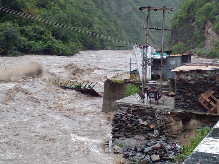 WATCH: Overflowing Beas Washes Away Bridge In Mandi District As Rain Wreaks Havoc In Himachal WATCH: Overflowing Beas Washes Away Bridge In Mandi District As Rain Wreaks Havoc In Himachal