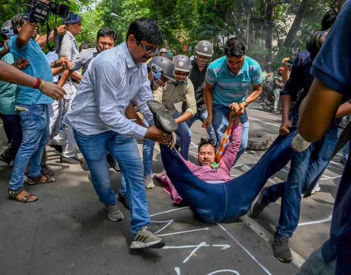 पश्चिम बंगाल में पंचायत चुनाव में हुई हिंसा के बाद राज्य में विपक्ष ने राज्य में राष्ट्रपति शासन लगाने की मांग कर दी.