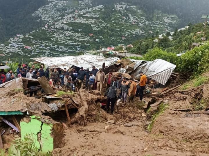 परिवार के अन्य सदस्यों जयचंद और उनकी पत्नी बीना देवी को हल्की चोटें आई है. हादसे में वे बाल-बाल बच गए. इस घटना से परिवार में कोहराम मच गया है. तीनों के शवों को पोस्टमार्टम के लिए भेज दिया गया है.