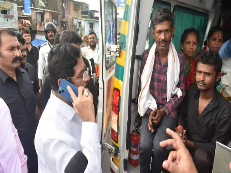 Maharashtra Mumbai Thane News Updates Ambulance broke down on Chunabhatti Kurla  highway Cm Eknath Shinde stopped convoy and Helped the patient हायवेवर बंद पडली रुग्णवाहिका, तेवढ्यात मुख्यमंत्र्यांचा ताफा आला अन्...; मुख्यमंत्र्यांच्या संवेदनशीलपणाचा पुन्हा एकदा प्रत्यय