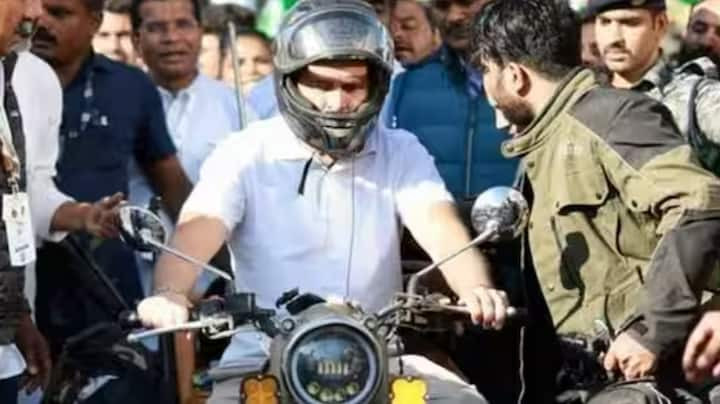 Rahul Gandhi Bike: ਵੱਡੀਆਂ ਗੱਡੀਆਂ ਵਿੱਚ ਸਫ਼ਰ ਕਰਨ ਵਾਲੇ ਕਾਂਗਰਸੀ ਆਗੂ ਰਾਹੁਲ ਗਾਂਧੀ ਵੀ ਬਾਈਕ ਦੇ ਸ਼ੌਕੀਨ ਹਨ। ਉਨ੍ਹਾਂ ਨੇ ਖੁਦ ਦੱਸਿਆ ਕਿ ਉਨ੍ਹਾਂ ਕੋਲ ਬਾਈਕ ਵੀ ਹੈ।