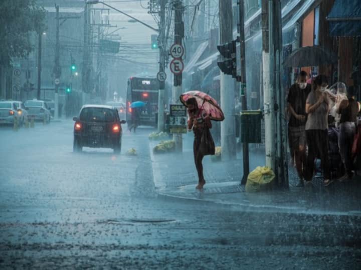 Japan city of Izumo and Shimane Heavy rains lashed lead to flood total 370000 people urged to evacuate Japan Heavy Rainfall: जापान में भारी बारिश से हाल बेहाल, 3.70 लाख लोगों को घर खाली करने का निर्देश, 6 घंटे में 109 mm बारिश