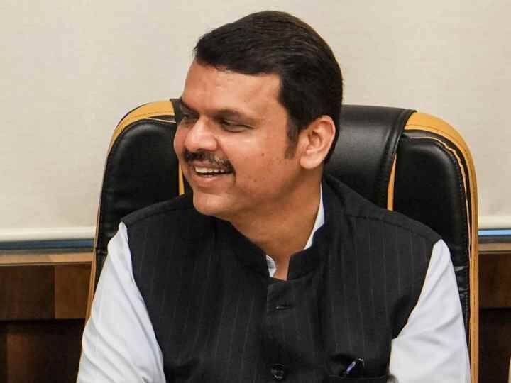 वहीं अगर महराष्ट्र के डिप्टी सीएम की बात करें तो देवेंद्र फडणवीस के पास 3.78 करोड़ रुपए की संपत्ति है, फडणवीस की पत्नी अमृता मुंबई एक्सिस बैंक की वाइस प्रेसिडेंट हैं.