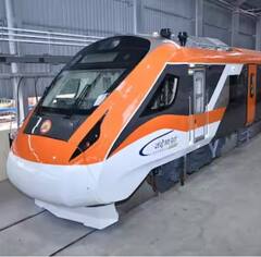 ਵੰਦੇ ਭਾਰਤ ਐਕਸਪ੍ਰੈਸ ਹੁਣ ਨੀਲੇ-ਚਿੱਟੇ ਦੀ ਬਜਾਏ ਸੰਤਰੀ ਅਤੇ ਗੂੜ੍ਹੇ-ਸਲੇਟੀ ਰੰਗ ਵਿੱਚ ਨਜ਼ਰ ਆਵੇਗੀ, ਰੇਲ ਮੰਤਰੀ ਨੇ ਸਾਂਝੀਆਂ ਕੀਤੀਆਂ ਨਵੀਆਂ ਤਸਵੀਰਾਂ