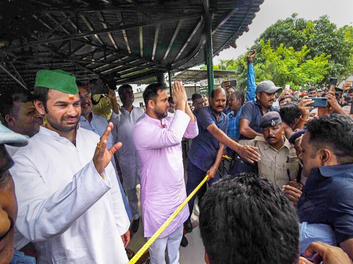 लैंड फॉर जॉब मामले पर तेजस्वी का नाम आने के बाद बीजेपी लगातार उनके इस्तीफे की मांग कर रही है.