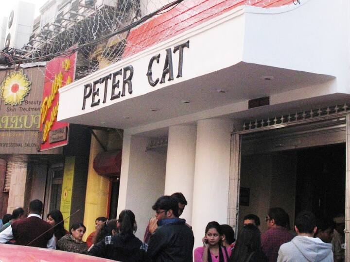 कोलकाता को भारत की सांस्कृतिक राजधानी कहा जाता है. इस लिस्ट में कोलकाता के पीटर कैट को जगह मिली है. कोलकाता के फेमस फूड डेस्टिनेशन को इस लिस्ट में 17वें स्थान पर रखा गया है. इस रेस्तरां का फेमस आइटम चेलो कबाब है.