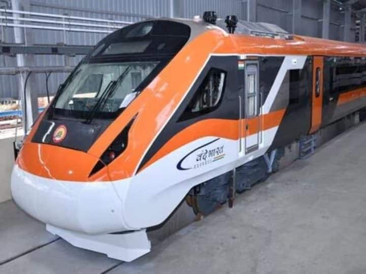 वंदे भारत एक्सप्रेस ट्रेनों के रेक अब नीले और सफेद रंग की जगह सामने नारंगी, ग्रे और सफेद रंग में रखा जाएगा. इसे रेलवे की ओर से नया रूप दिया गया है. रेलमंत्री ने वंदे भारत एक्सप्रेस ट्रेन के इस लुक का खुलासा किया है.