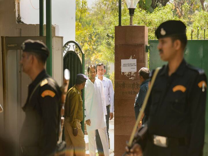 लैंड फॉर जॉब मामले में सीबीआई का आरोप है कि साल 2004 से 2009 के बीच में इस घोटाले को अंजाम दिया गया था और नौकरियों के बदले लालू परिवार को जमीनें या तो तोहफे में दी गईं या फिर बेची गईं.